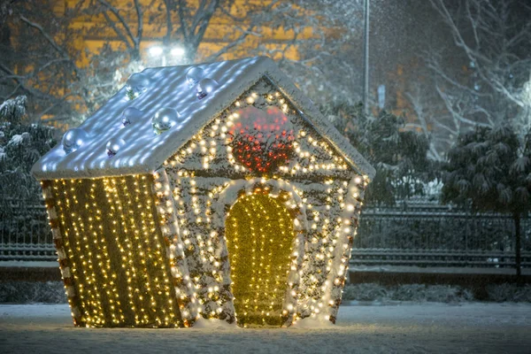 Novi Sad sokakta karda dekoratif Noel ev