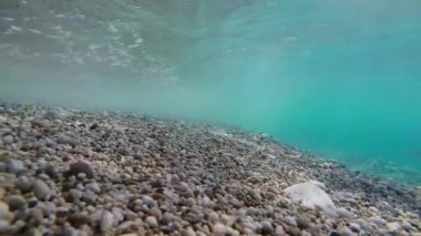 deniz kayaların altında su dalgaları