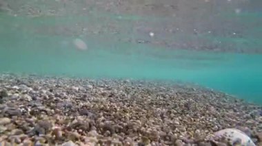 deniz kayaların altında su dalgaları