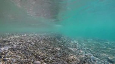 deniz kayaların altında su dalgaları