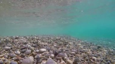deniz kayaların altında su dalgaları