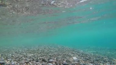 deniz kayaların altında su dalgaları