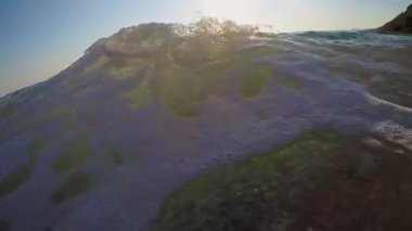 deniz kayaların altında su dalgaları
