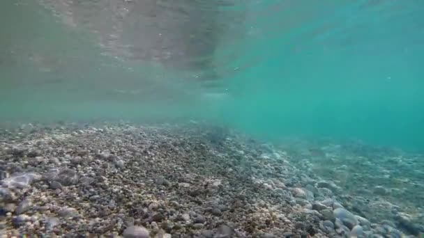 Deniz Kayaların Altında Dalgaları — Stok video