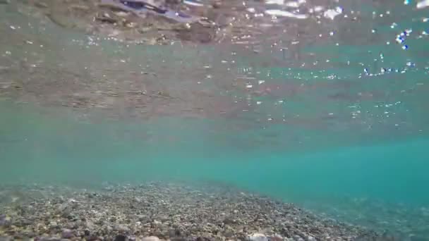 Βράχια Στη Θάλασσα Κάτω Από Κύματα Του Νερού — Αρχείο Βίντεο