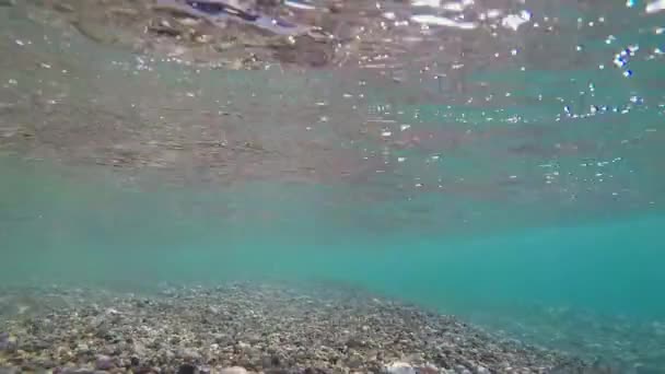 Rocas Marinas Bajo Las Olas Del Agua — Vídeos de Stock