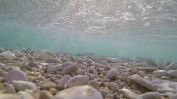 Rocas Marinas Agua Bajo Las Olas — Vídeo de stock