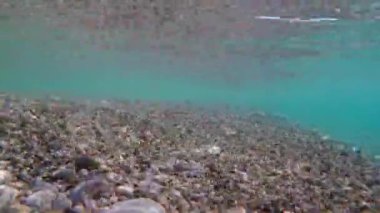 Su altında dalga deniz kaya