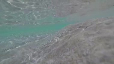 deniz su dalgaları altında kum