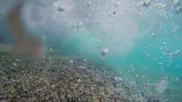 波の下の水の海の岩 — ストック動画