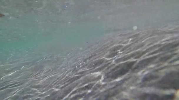Θάλασσα Άμμο Κάτω Από Κύματα Του Νερού — Αρχείο Βίντεο