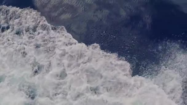 Vagues de mer dans l'eau filmées du dessus du ferry  