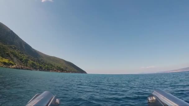 Bateau sortant du petit port entre les îles 