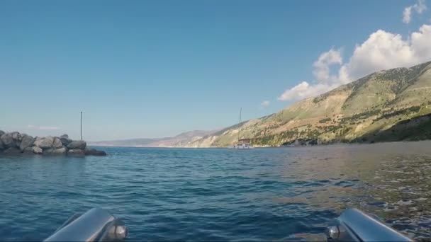 Bateau sortant du petit port entre les îles 