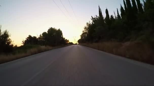 日没の島田舎風の道路を運転 — ストック動画