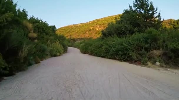 日没の島田舎風の道路を運転 — ストック動画