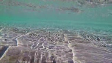 deniz su dalgaları altında kum