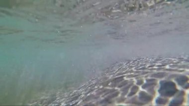 deniz su dalgaları altında kum
