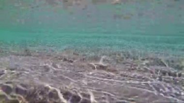 deniz su dalgaları altında kum