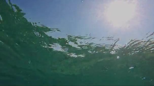 阳光在水下的海水中耀斑 — 图库视频影像