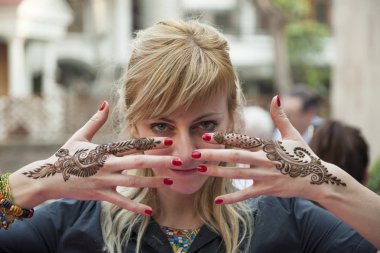 Hindistan güzel genç kadınlarla kına resim mehendi el