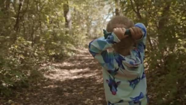 Miúdo Bonito Brincando Com Brinquedo Baleia Floresta Cabelo Loiro Feliz — Vídeo de Stock