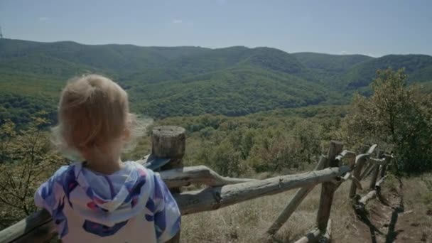 Милый Ребенок Машет Забора Лесу Счастливая Улыбающаяся Панорама Зеленые Деревья — стоковое видео