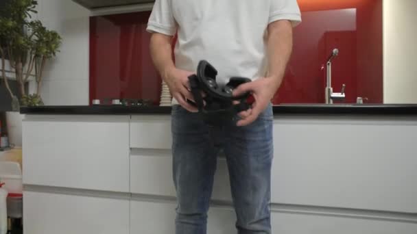 男性キッチン仮想現実グーグルで のヘッドセットを楽しんで — ストック動画