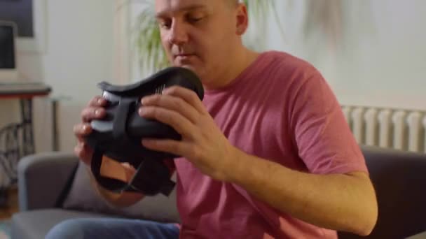 Hombres Camisa Roja Poniéndose Disfrutando Casa Realidad Virtual Googles — Vídeos de Stock