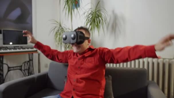 Мужчины Красной Рубашке Наслаждаются Виртуальной Реальностью Дома — стоковое видео
