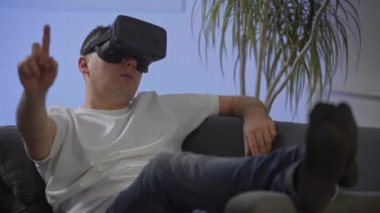 beyaz gömlek vr kanepe sanal gerçeklik googles üzerinde zevk erkeklerde 