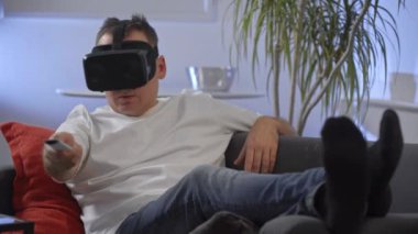 beyaz gömlek vr kanepe sanal gerçeklik googles üzerinde zevk erkeklerde 