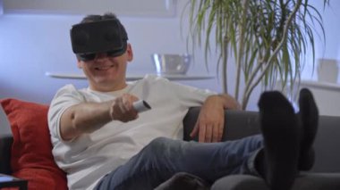 beyaz gömlek vr kanepe sanal gerçeklik googles üzerinde zevk erkeklerde 