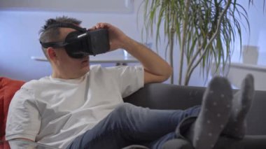 beyaz gömlek vr kanepe sanal gerçeklik googles üzerinde zevk erkeklerde 