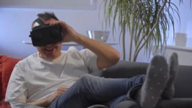 beyaz gömlek vr kanepe sanal gerçeklik googles üzerinde zevk erkeklerde 