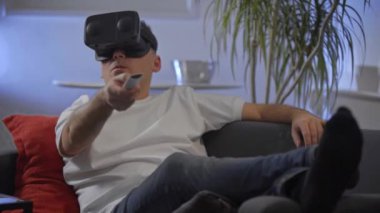 beyaz gömlek vr kanepe sanal gerçeklik googles üzerinde zevk erkeklerde 