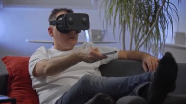 beyaz gömlek vr kanepe sanal gerçeklik googles üzerinde zevk erkeklerde 