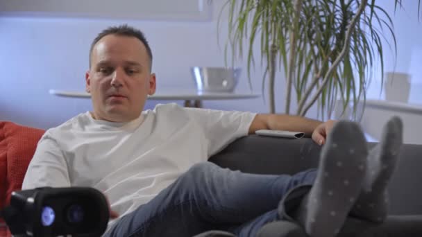 Homens Camisa Branca Desfrutando Sofá Virtual Realidade Googles — Vídeo de Stock