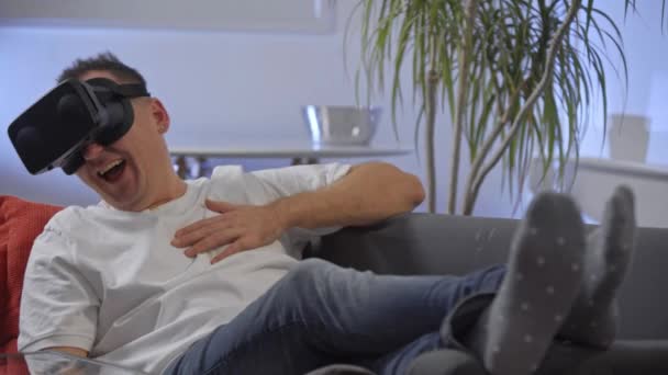 Hombres Camisa Blanca Disfrutando Sofá Realidad Virtual Googles — Vídeos de Stock
