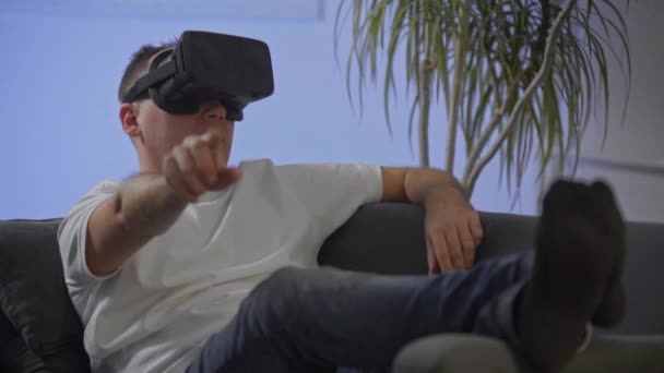 Homens Camisa Branca Desfrutando Sofá Virtual Realidade Googles — Vídeo de Stock