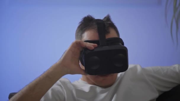 Homens Camisa Branca Desfrutando Sofá Virtual Realidade Googles — Vídeo de Stock