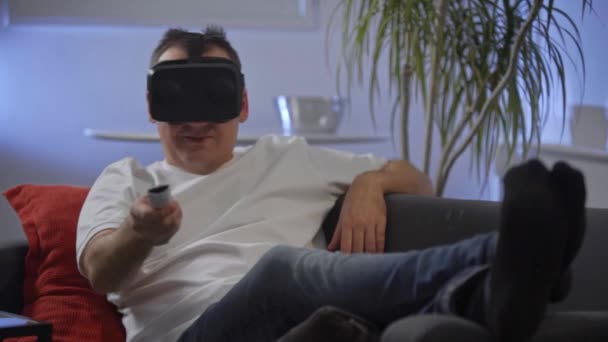 Άνδρες Λευκό Πουκάμισο Απολαμβάνοντας Στον Καναπέ Googles Εικονικής Πραγματικότητας — Αρχείο Βίντεο