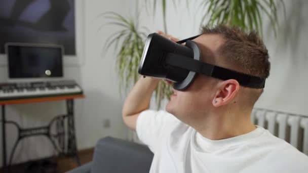 Чоловіки Білій Сорочці Беруть Вдома Окуляри Віртуальної Реальності — стокове відео