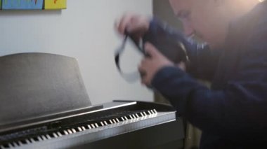 VR sanal gerçeklik googles ile piyano erkekler 