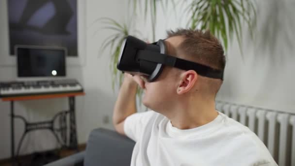 Мужчины Белой Рубашке Принимая Дома Виртуальной Реальности Googles — стоковое видео