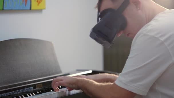 Mannen Pianospelen Met Virtuele Realiteit Googles — Stockvideo