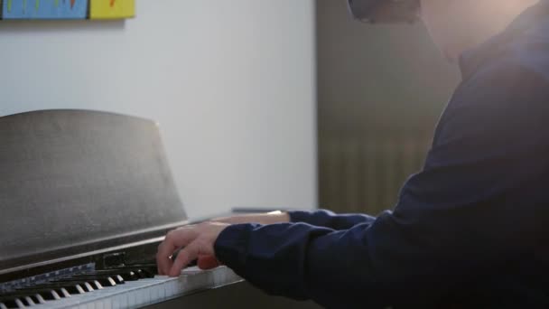 Hombres Tocando Piano Con Realidad Virtual Googles — Vídeo de stock