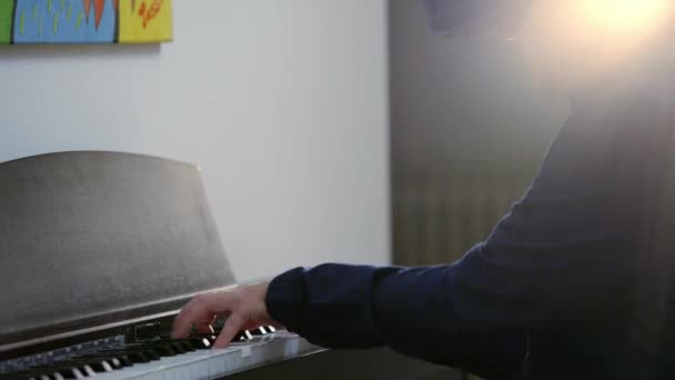 Uomini Che Suonano Pianoforte Con Virtual Reality Googles — Video Stock