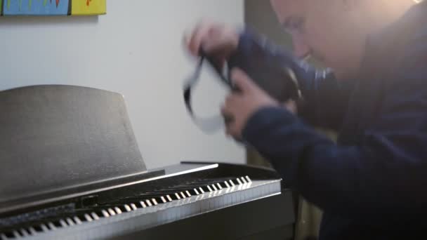 Män Som Spelar Piano Med Virtual Reality Googles — Stockvideo