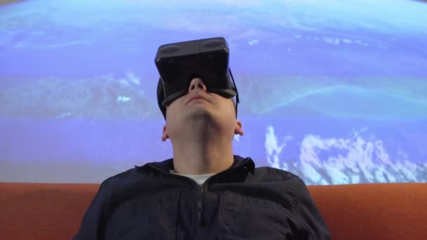 Людина Бере Віртуальну Реальність Землі Спроектована Позаду — стокове відео